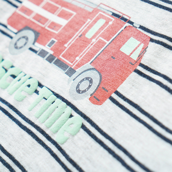 Jungen Shorty mit Feuerwehr-Motiv