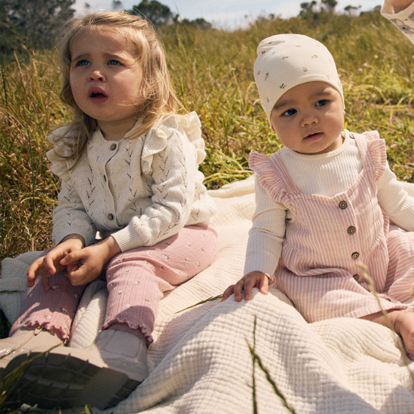 Baby Strickjacke mit Rüschen