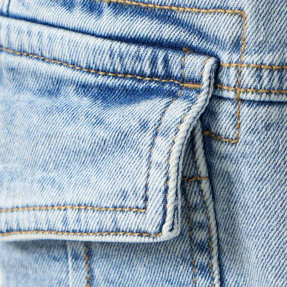 Jungen Jeans mit Cargotaschen