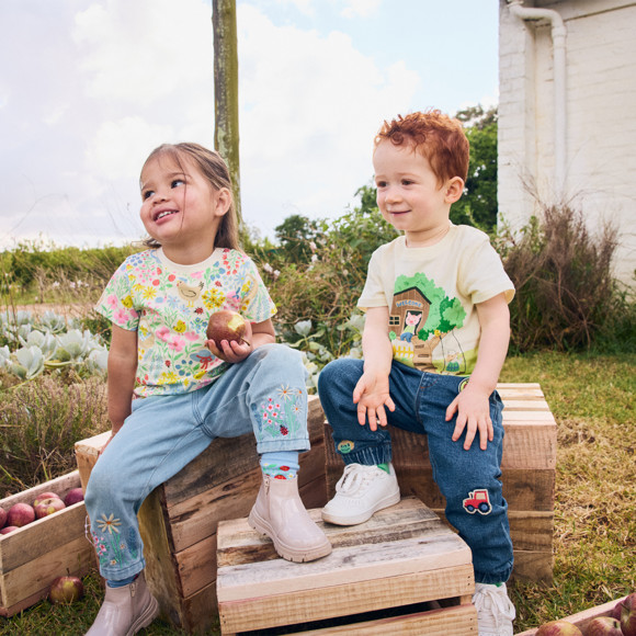 Baby Jeans mit Stickereien