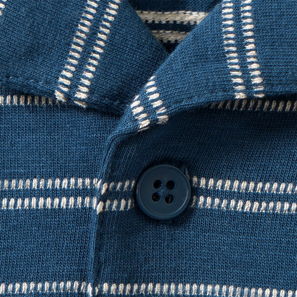 Jungen Shorty im Ringel-Look