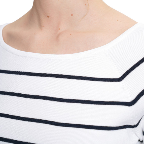 Gebreide damestrui met strepenpatroon