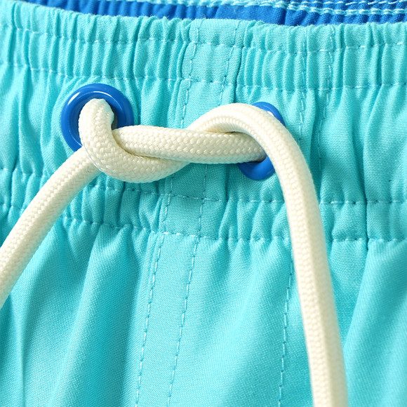 Jungen Badeshorts mit gummierter Applikation