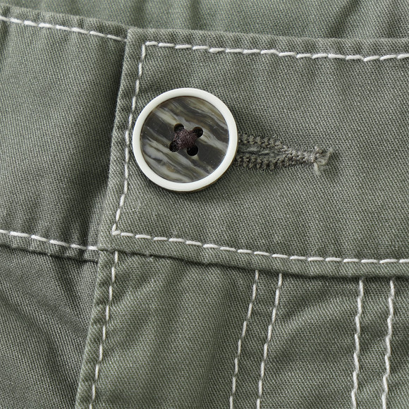 Jungen Shorts mit Kontrastnähten 