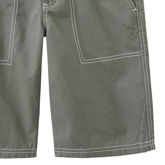 Jungen Shorts mit Kontrastnähten 