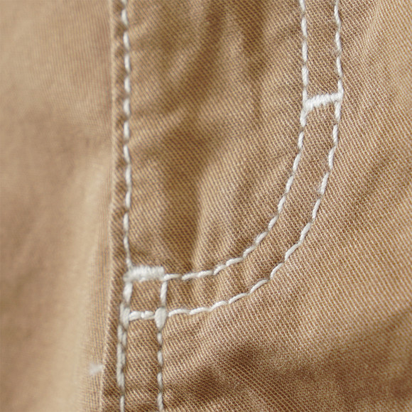 Jungen Shorts mit Kontrastnähten 