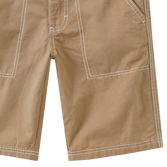 Jungen Shorts mit Kontrastnähten 