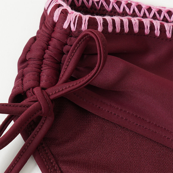 Damen Bikinislip mit Kontraststickerei
