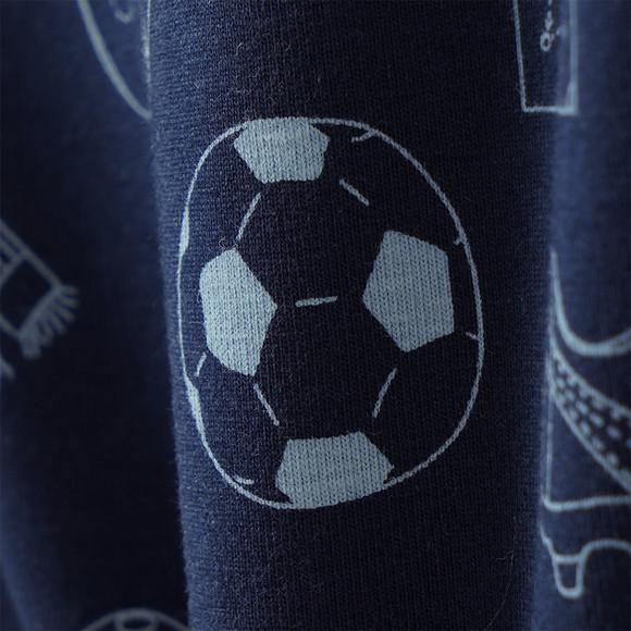 2 Jungen Unterhemden mit Fußball-Motiven