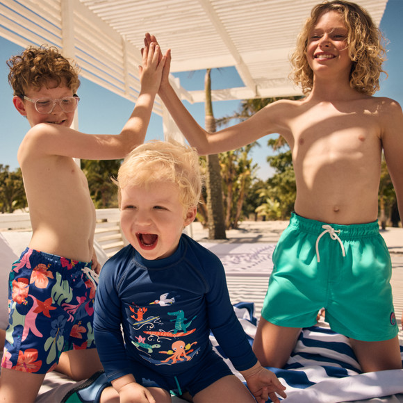 Jungen Badeshorts mit gummiertem Badge