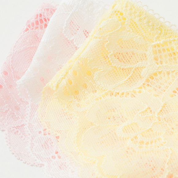 3 Damen Strings im Brazilian-Stil mit Spitze