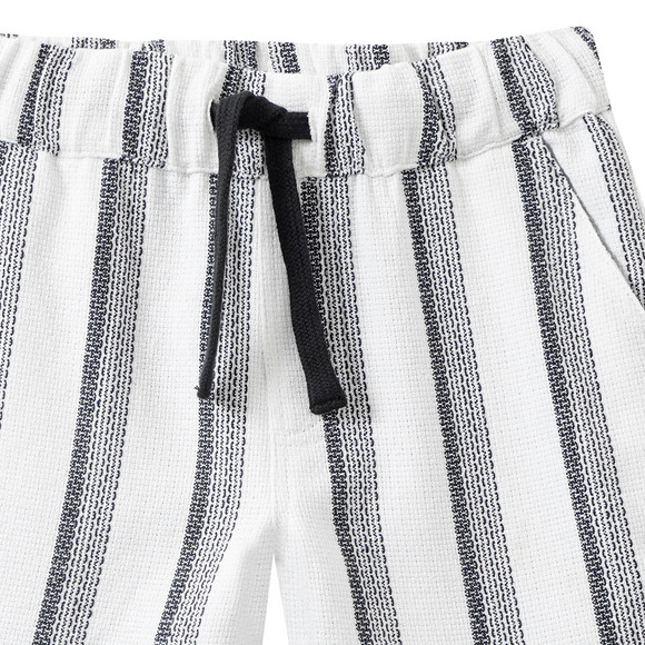 Jungen Shorts mit Streifenmuster