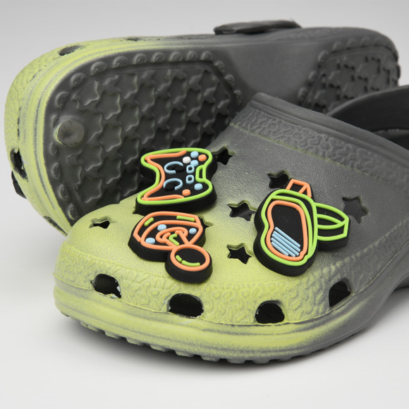 Jungen Badesandalen mit Gaming-Anstecker