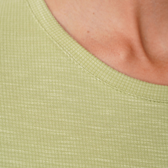 Damesshirt met sierknopen