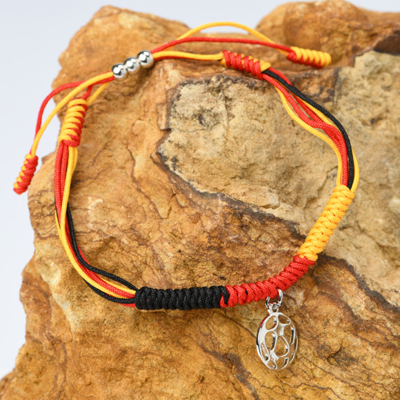 Armband im Fußball-Design