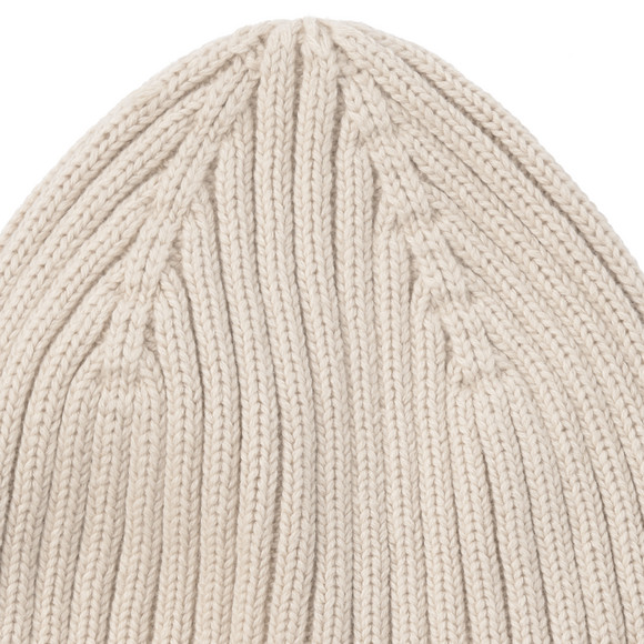 Gebreide babymuts met ribbelstructuur