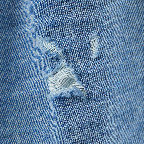 Jungen Jeans mit Destroyed-Details