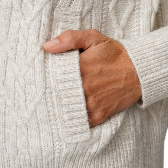 Damesvest met kabelpatroon