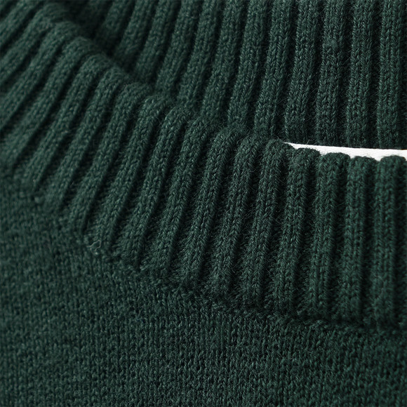 Jungen Strickpullover mit kleiner Stickerei