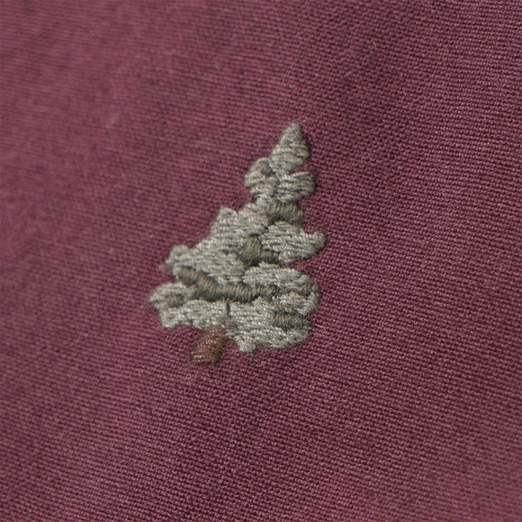 Jungen Hemd mit kleiner Stickerei