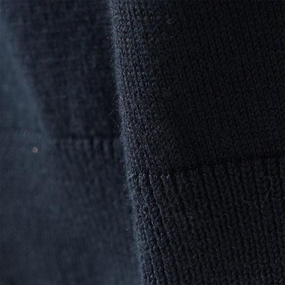 Jungen Strickpoloshirt mit kleiner Stickerei