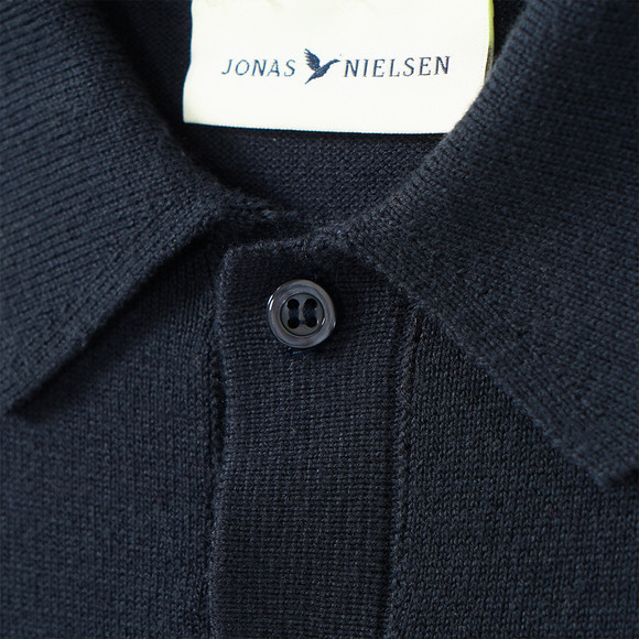 Jungen Strickpoloshirt mit kleiner Stickerei