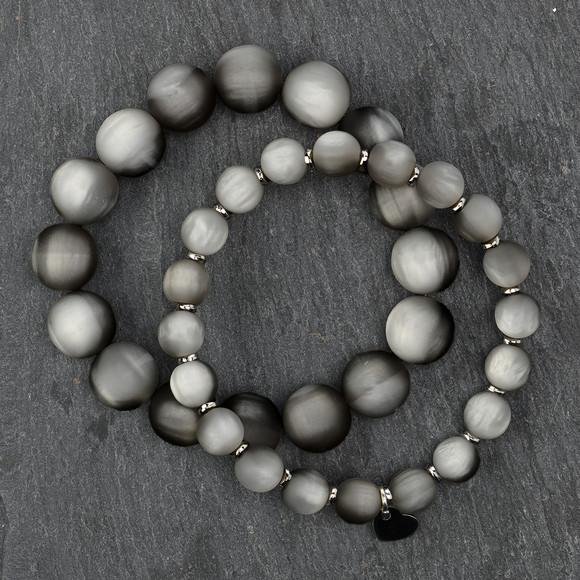 2 damesarmbanden met een matte afwerking