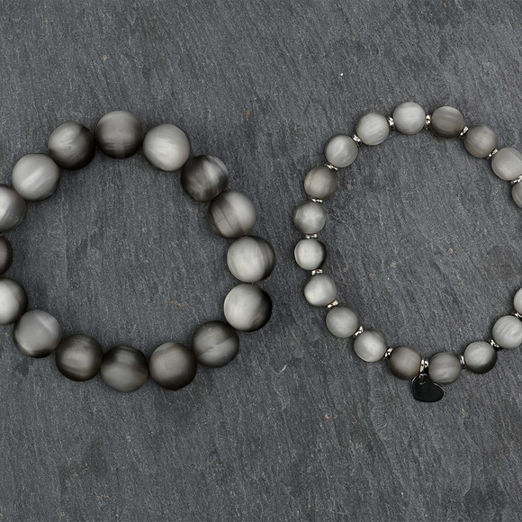 2 damesarmbanden met een matte afwerking