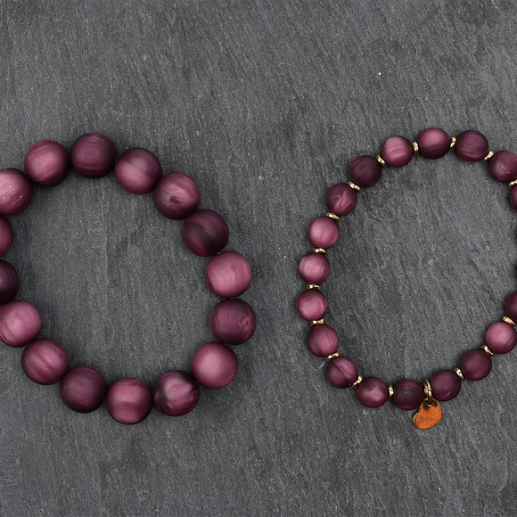 2 damesarmbanden met een matte afwerking