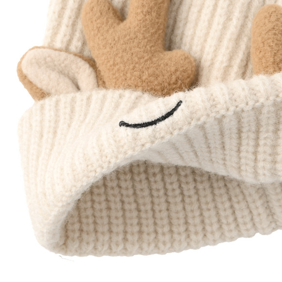 Gebreide babymuts met rendierdetails