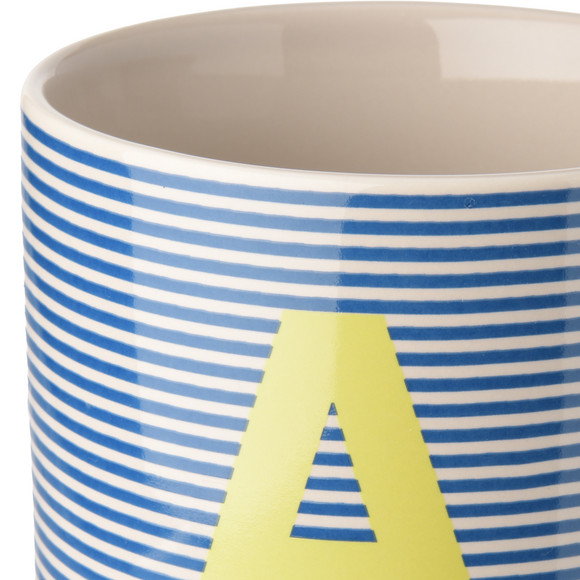 Tasse mit Buchstaben-Motiv