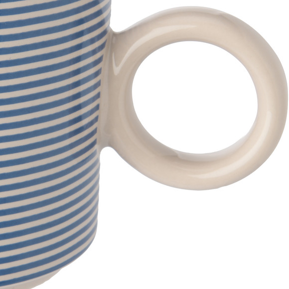 Tasse mit Buchstaben-Motiv
