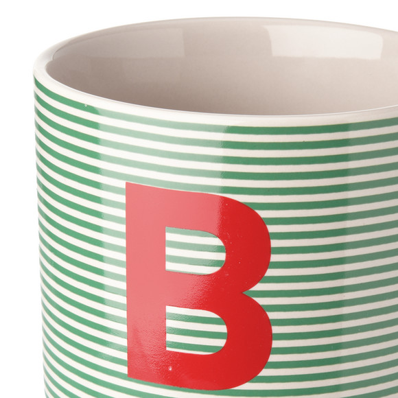 Tasse mit Buchstaben-Motiv