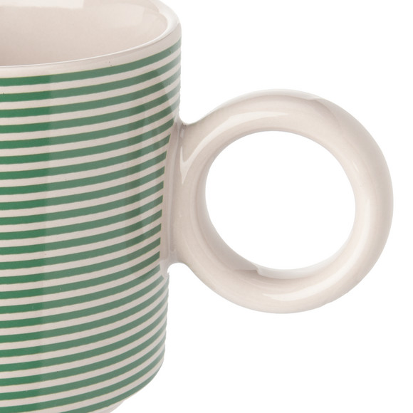 Tasse mit Buchstaben-Motiv