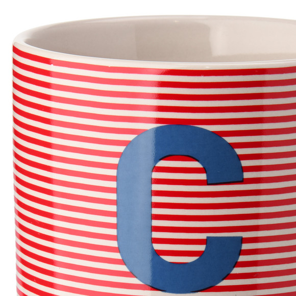 Tasse mit Buchstaben-Motiv