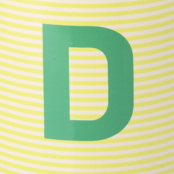 Tasse mit Buchstaben-Motiv