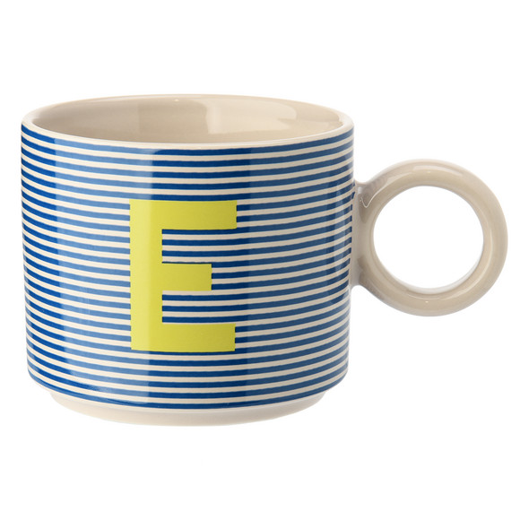 Tasse mit Buchstaben-Motiv