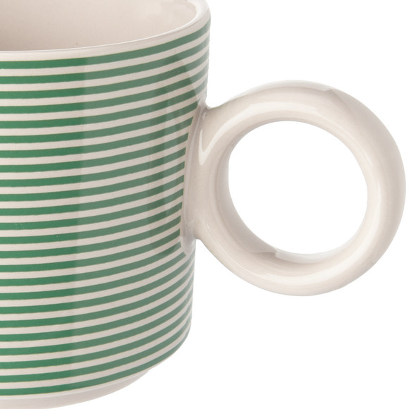 Tasse mit Buchstaben-Motiv