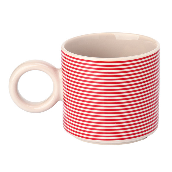 Tasse mit Buchstaben-Motiv