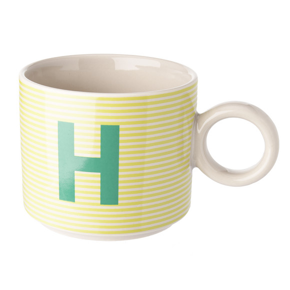 Tasse mit Buchstaben-Motiv