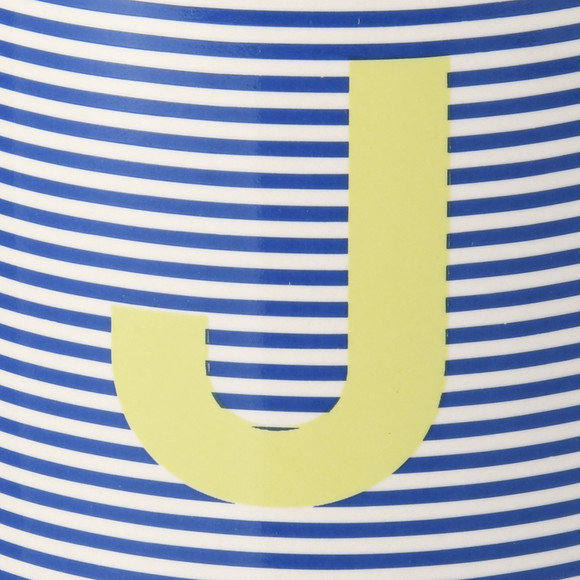 Tasse mit Buchstaben-Motiv