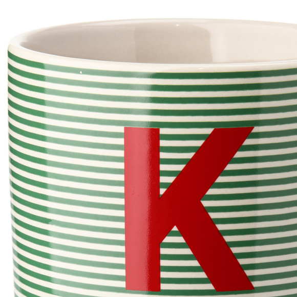 Tasse mit Buchstaben-Motiv