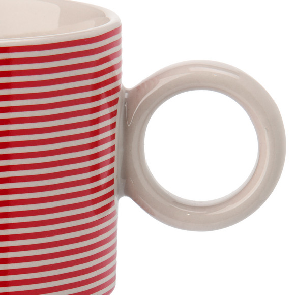 Tasse mit Buchstaben-Motiv