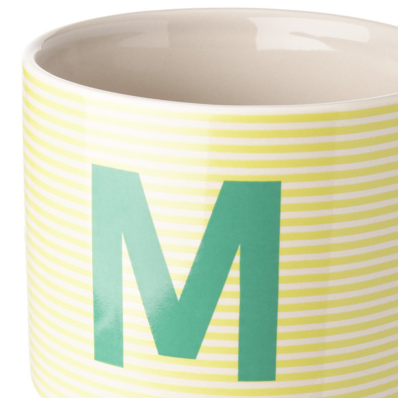 Tasse mit Buchstaben-Motiv
