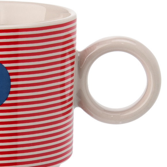 Tasse mit Buchstaben-Motiv