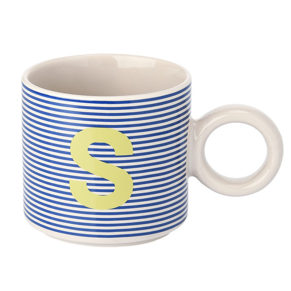 Tasse mit Buchstaben-Motiv