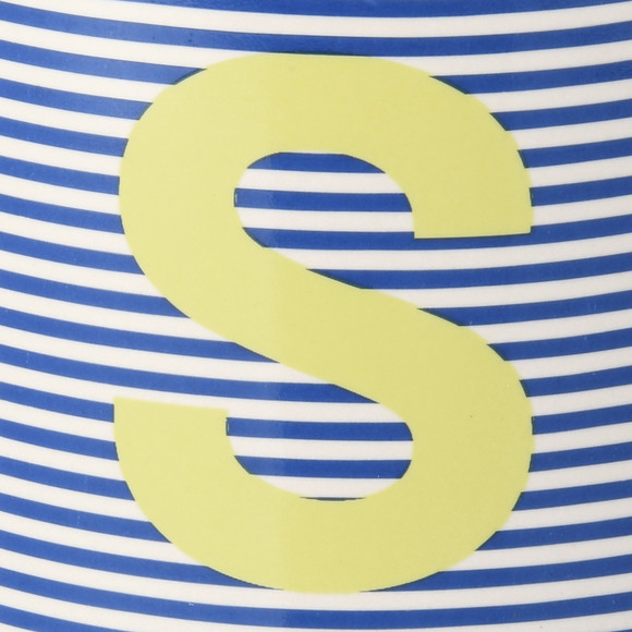 Tasse mit Buchstaben-Motiv
