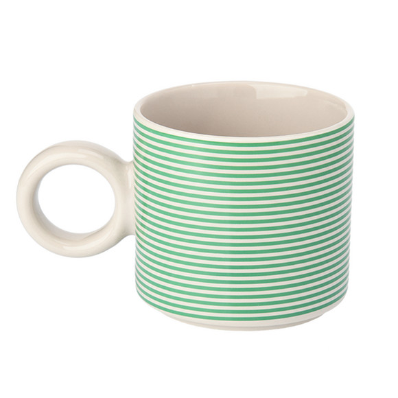 Tasse mit Buchstaben-Motiv