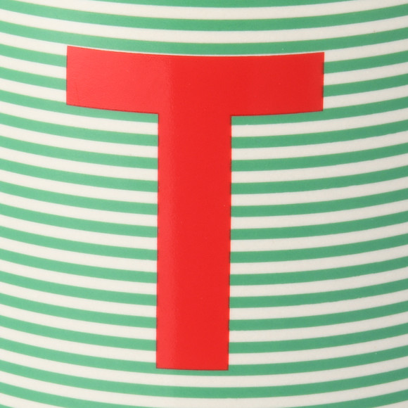 Tasse mit Buchstaben-Motiv