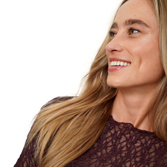 Damen Spitzenshirt mit Wellensaum